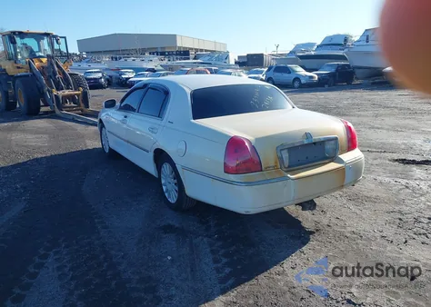 2005 Lincoln Town Car Signature from USA, damaged, VIN 1LNHM81W05Y670063